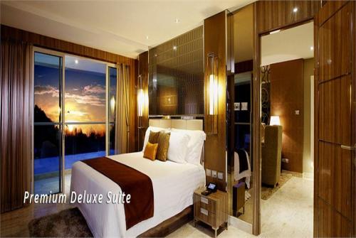 2 фото отеля Centara Grand Phratamnak Resort Pattaya 4* 