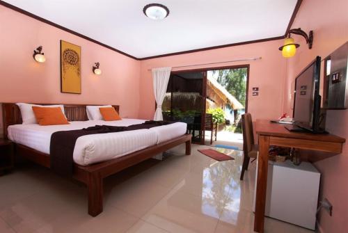 16 фото отеля Coral Island Resort 3* 