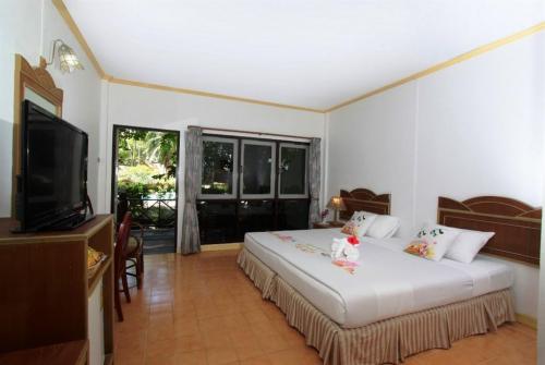 28 фото отеля Coral Island Resort 3* 