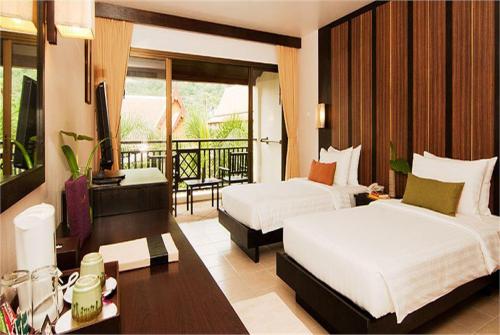 4 фото отеля Deevana Patong Resort & Spa 4* 