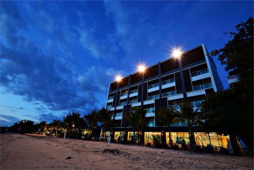 1 фото отеля Golden Dragon Beach Resort 4* 