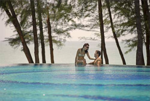 2 фото отеля Holiday Inn Resort Phuket Mai Khao Beach 5* 
