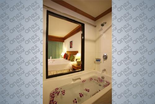 16 фото отеля Jiraporn Hill Resort Patong 3* 