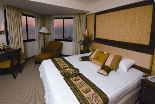 6 фото отеля Jomtien Palm Beach Hotel 4* 