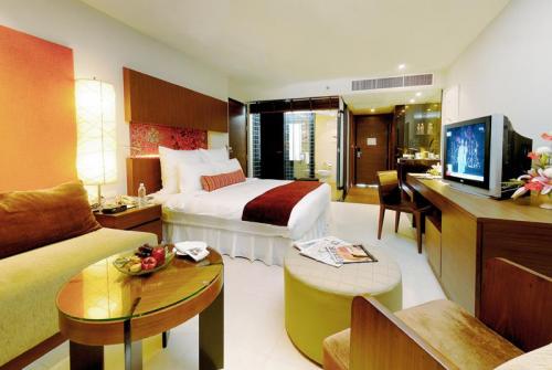 4 фото отеля Millennium Resort Patong 5* 