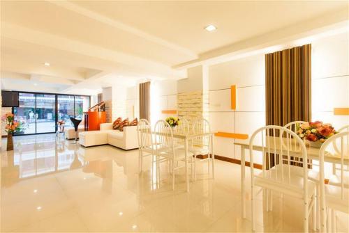 3 фото отеля Patong Max Value Hotel 3* 