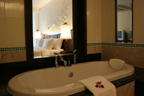 4 фото отеля Patong Paragon Resort & Spa 4* 