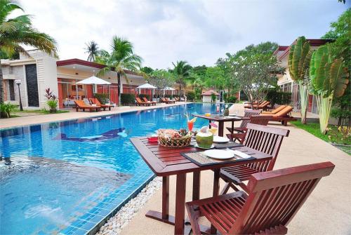 8 фото отеля Phuket Sea Resort 3* 