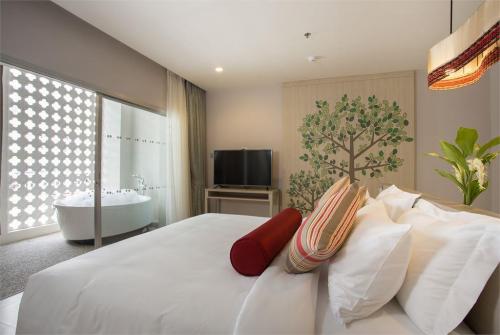 7 фото отеля Ramada Phuket Deevana 4* 