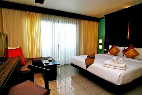 24 фото отеля Rattana Beach Hotel 3* 