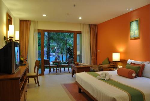 32 фото отеля Ravindra Beach Resort & Spa 5* 