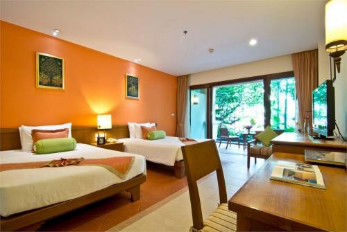 33 фото отеля Ravindra Beach Resort & Spa 5* 