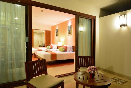36 фото отеля Ravindra Beach Resort & Spa 5* 