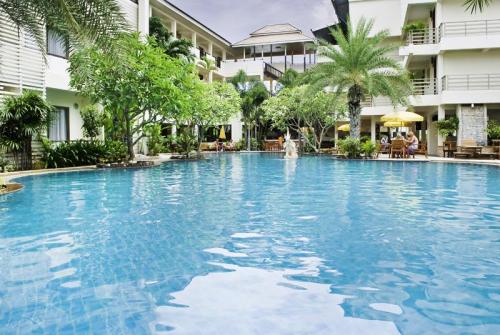 3 фото отеля Sea Breeze Jomtien Resort 3* 