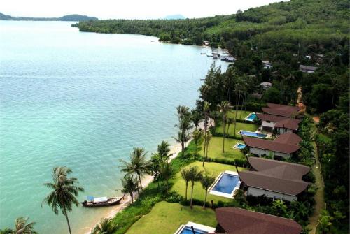 1 фото отеля The Village Coconut Island 5* 