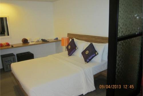 12 фото отеля We Hotel San Sabai 3* 
