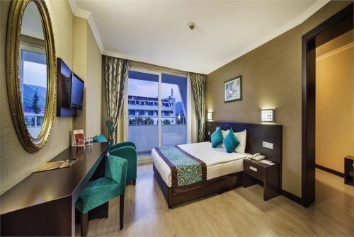 14 фото отеля Catamaran Resort Hotel 5* 