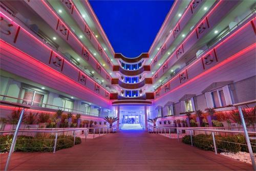 7 фото отеля Catamaran Resort Hotel 5* 
