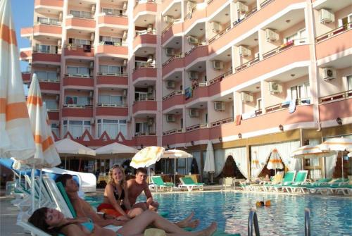 4 фото отеля Grand Bayar Beach Hotel 3* 