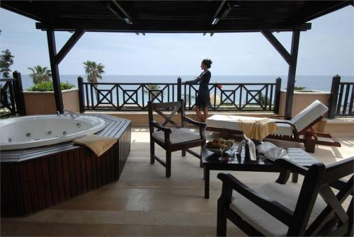 24 фото отеля Labada Beach Hotel 5* 