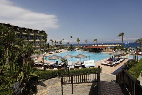 4 фото отеля Labada Beach Hotel 5* 