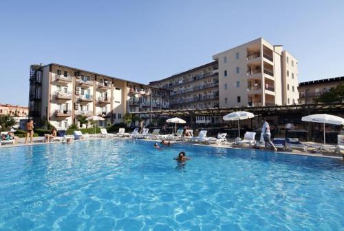 1 фото отеля Larissa Garden Hotel 4* 