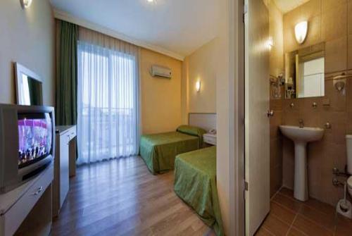 9 фото отеля Larissa Garden Hotel 4* 