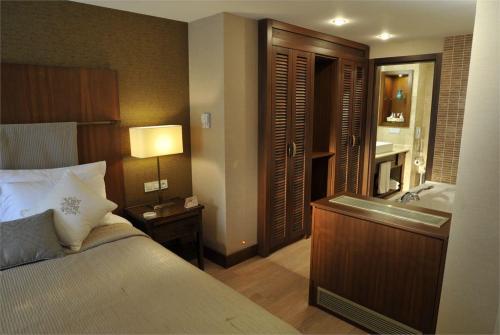 37 фото отеля Marti Resort Hotel 5* 