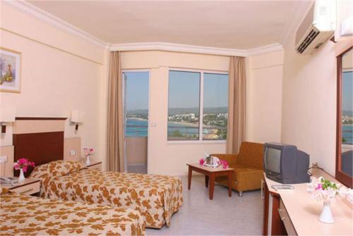 16 фото отеля Raina Beach Hotel 4* 