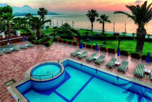 2 фото отеля Valeri Beach Hotel 4* 