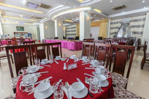 5 фото отеля Chau Loan Hotel 3* 
