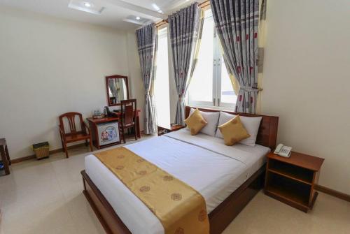 8 фото отеля Chau Loan Hotel 3* 