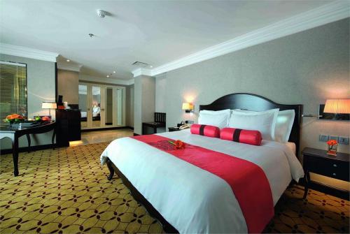 2 фото отеля Eastin Grand Hotel Sai Gon 5* 