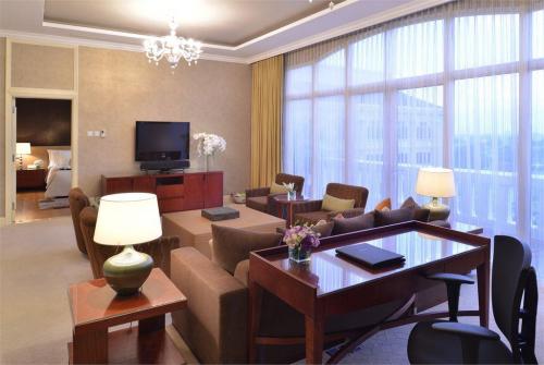 3 фото отеля Equatorial Hotel 5* 