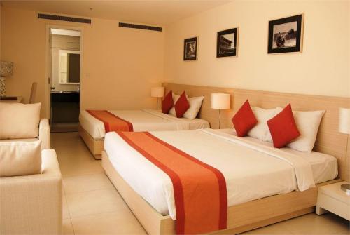 3 фото отеля Nhi Phi Hotel 3* 