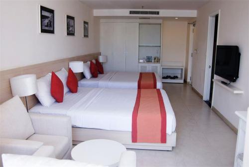 6 фото отеля Nhi Phi Hotel 3* 